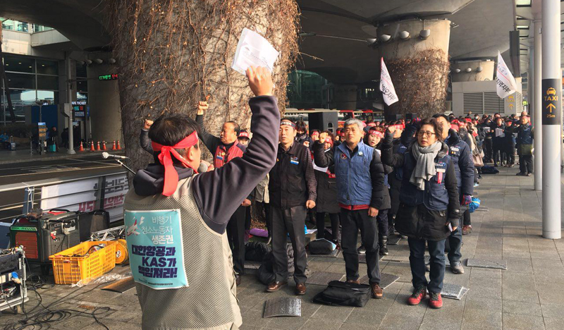 공공운수노조 한국공항비정규직지부 소속 조합원 200여명은 30일 오전 인천국제공항 여객터미널에서 총파업 출정식을 열었다.