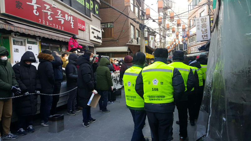 25일 오전 9시15분쯤 강제집행 집행관과 법원용역들이 궁중족발에 도착했다.