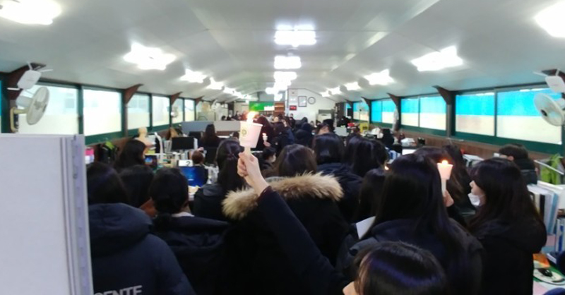 지난 29일에 이어 30일에도 연희미용고 학생들은 하교 교사의 복직과 학교 법인화를 촉구하며 수업을 거부했다.