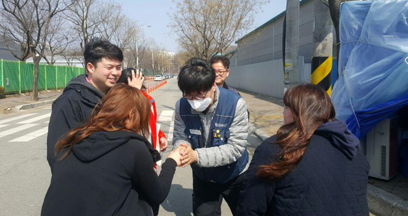 2018년 3월13일 단식농성장을 찾은 하이디스 노조 관계자들과 인사를 나누는 김득중 지부장