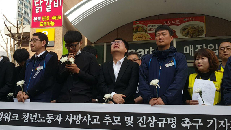 30일 사고 현장 앞에서 열린 기자회견에서 고 이명수씨의 외삼촌 민수홍씨가 눈물을 흘리고 있다.