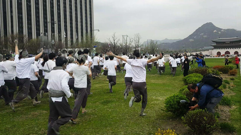 2018년 4월3일 403 퍼포먼스 참가자들이 광화문을 향해 뛰어가고 있다.
