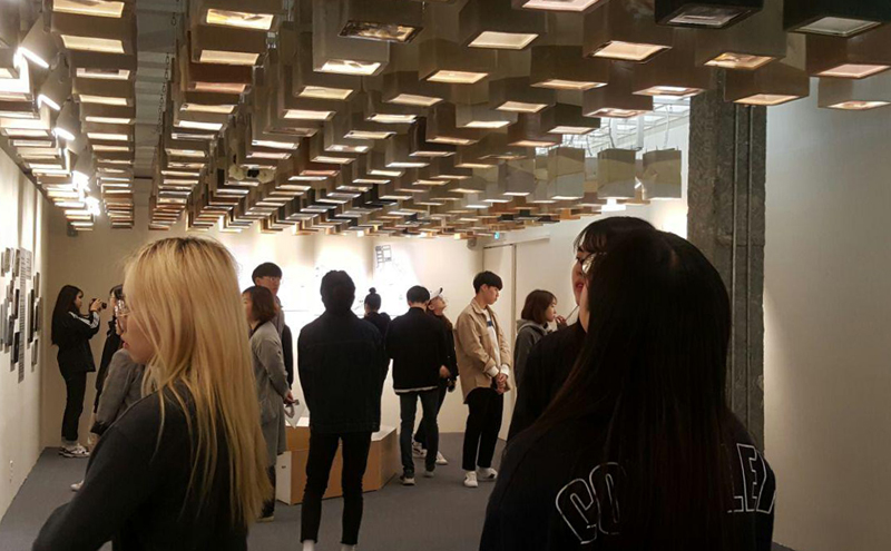 7일 안산 단원구 기억전시관을 찾아 전지 '곶안, 배가 닿는 곳'을 관람하고 있는 타 지역 학생들.