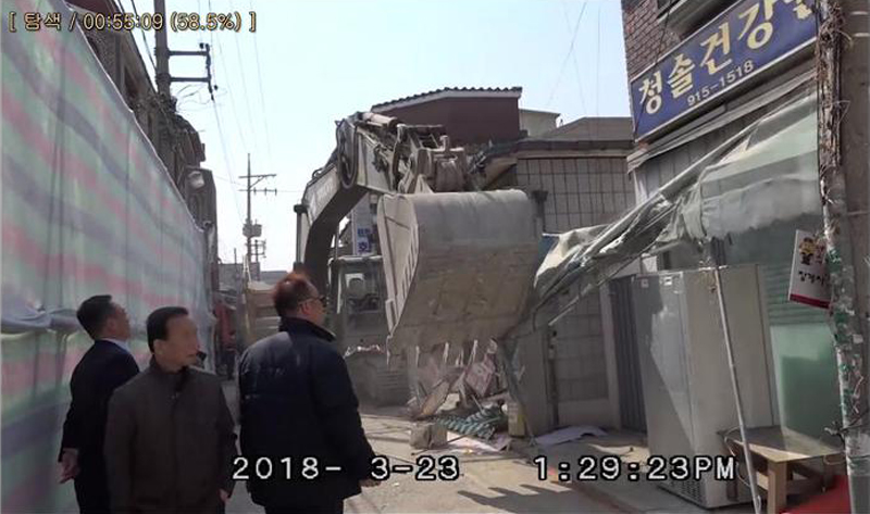 지난 2018년 3월23일 강제집행 과정에서 포크레인이 동원되고 있는 모습.