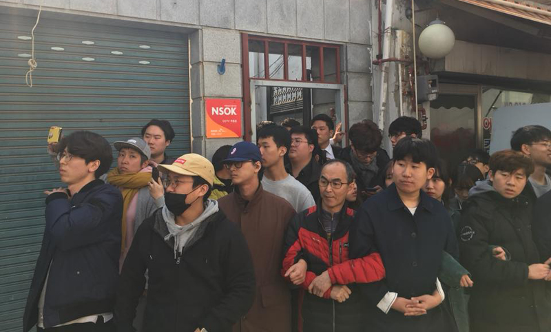 장위7구역 조한정씨 집을 지키는 시민들 모습