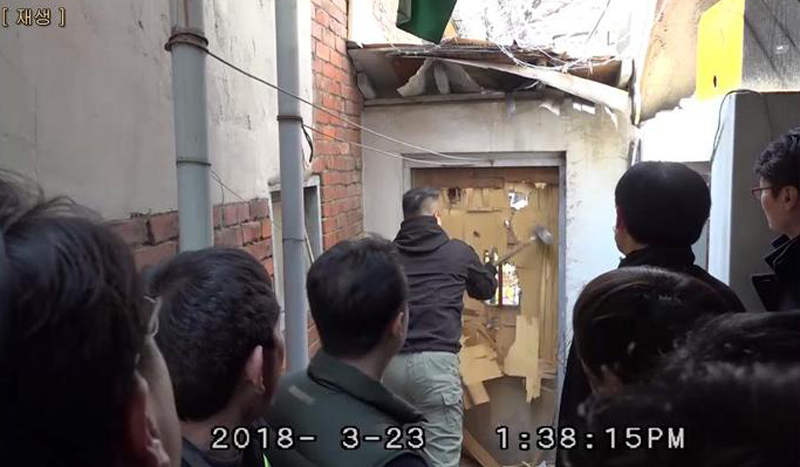 위 사진을 제시한 장위7구역철거민대책공동대책위원회 관계자는 "철거용역이 직접 강제집행을 하고 있는 모습"이라고 설명했다.