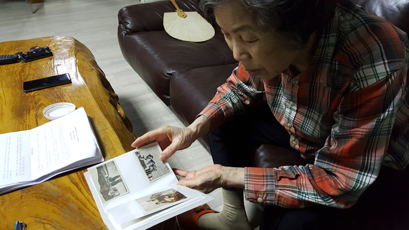 2018년 5월16일 방화동 자택에서 차옥정(80)씨가 남편의 사진첩을 꺼내 보고있다.