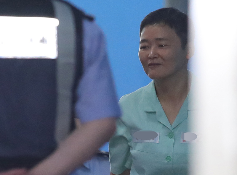 폭력집회 주도 혐의로 구속 기소된 이영주 전 민주노총 사무총장이 14일 오전 서울 서초구 서울중앙지방법원에서 열린 선고공판에서 집행유예를 선고받은 뒤 밝은 표정으로 호송차로 향하고 있다. 2018.06.14.