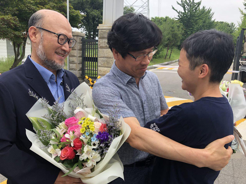 이영주 전 민주노총 사무총장의 석방을 환영하는 한상균 전 위원장과 조창익 전교조 위원장.