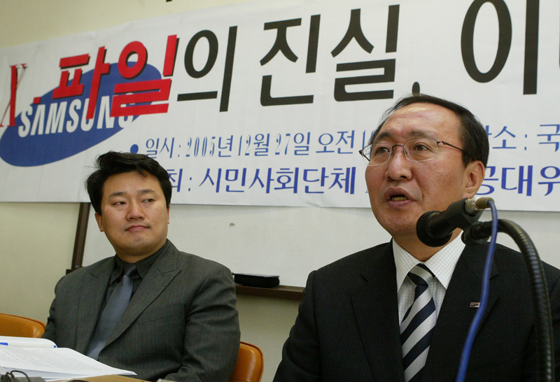 2005년 12월27일 오전 국회헌정기념관에서 갖은 'X파일의 진실, 이대로 묻히나' 토론회에서 민노당 노회찬의원(삼성불법정치자금 및 안기부 불법도청 특별대책위원회 위원장)이 '지난 14일 검찰의 X파일 사건 관련 삼성의 불법 정치자금관련자 모두와 정치인, 떡값검사들에 대해 공소권 없음, 증거불충분으로 무혐의 처리한 것'에 대해 이야기하고 있다.