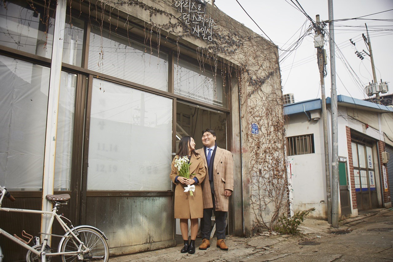 초대 레지던스 작가인 심혜린씨와 김윤익 작가가 결혼할 당시 ‘공간사일삼’ 앞에서 찍은 사진.