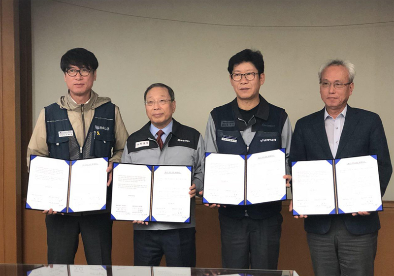 김득중 금속노조 쌍용차지부장과 최종식 쌍용차 사장, 홍봉석 쌍용차노조위원장, 문성현 경제사회노동위원회 위원장 등 노·노·사·정 4자 대표자들은 21일 오전 10시 쌍용차 평택공장 본관 5층 대회의실에서 ‘쌍용차 해고자 복직 조인식’을 열고 합의 문서에 서명했다.