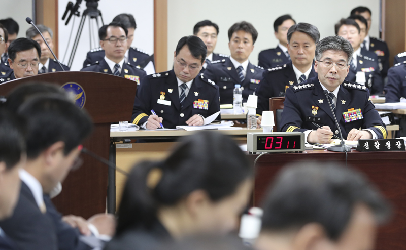 민갑룡 경찰청장이 11일 서울 서대문구 경찰청에서 열린 국회 행정안전위원회의 경찰청 국정감사에 출석해 의원들의 질의를 경청하고 있다. 2018.10.11.