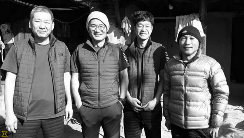 13일(현지시간) 히말라야산맥의 구르자히말산을 등반하다 캠프에서 눈폭풍에 휩쓸려 숨진 '2018 코리안웨이 구르자히말 원정대' 대원들. 히말라얀타임스는 구르자히말산을 등반하던 김창호 대장(왼쪽에서 두번째)을 포함한 5명이 숨졌다고 보도했다. (사진=카트만두 포스트 캡처) 2018.10.13