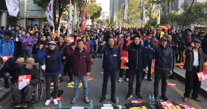 10월17일 ‘세계 빈곤퇴치의 날’을 앞두고 13일 서울 도심에서 빈곤을 낳는 불평등한 세상에 저항하는 시민들이 빈곤철폐 퍼레이드를 진행했다.
