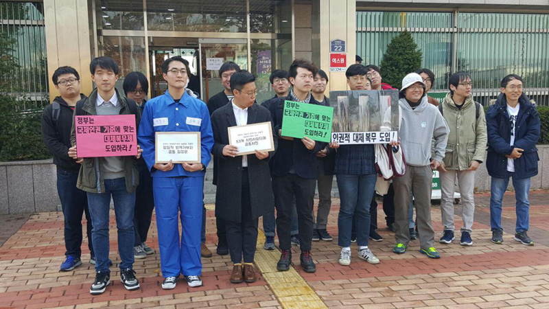 국제앰네스티 한국지부, 군인권센터, 민주사회를위한변호사모임, 전쟁없는세상, 참여연대 등 50여개 시민사회 단체들과 40여명의 ‘양심적 병역거부자’들은 이날 국방부 앞에서 기자회견을 열고 “지금 대체복무제안으로 추진되고 있는 ‘3년 교정시설 합숙 복무’는 양심적 병역거부자에 대한 또 다른 처벌”이라며 반대 입장을 밝혔다.