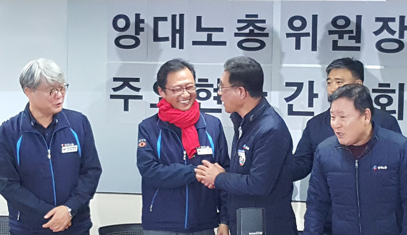 김주영 한국노총 위원장은 이날 김명환 민주노총 위원장에게 빨간목도리를 선물했다.