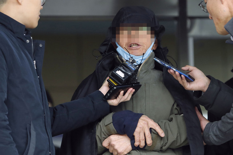 김명수 대법원장 차량에 화염병을 던져 구속된 남 모 씨가 29일 영장실질심사를 받기 위해 서울 서초경찰서에서 이동하며 무죄를 주장하고 있다. 2018.11.29.