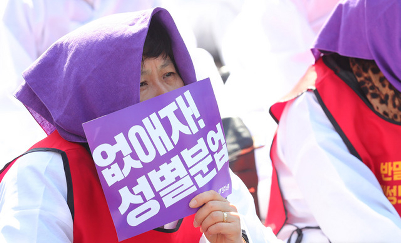 민주노총이 개최한 3.8 세계 여성의 날 정신 계승 노동자대회에 참가한 여성 노동자.