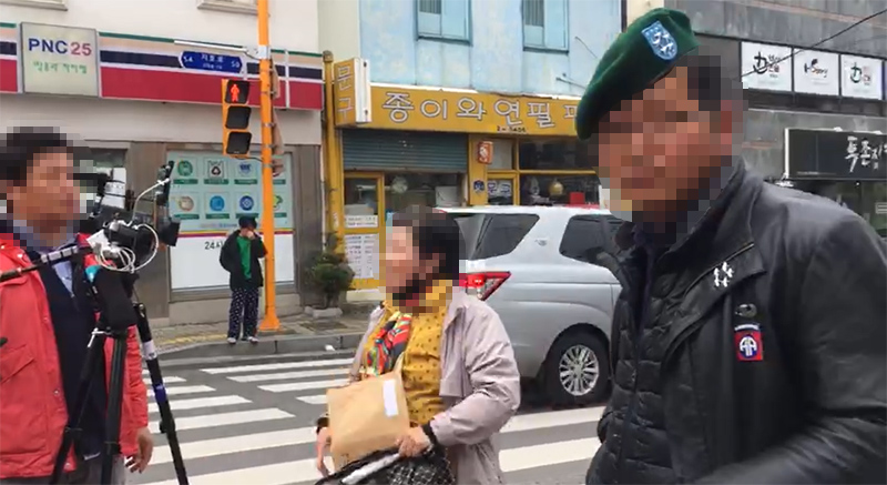유튜브 채널 상진아재 운영자인 김상진 씨가 지난 15일 광주 동산초등학교 앞에서 기자회견을 연 뒤, 마무리 방송을 하는 모습.