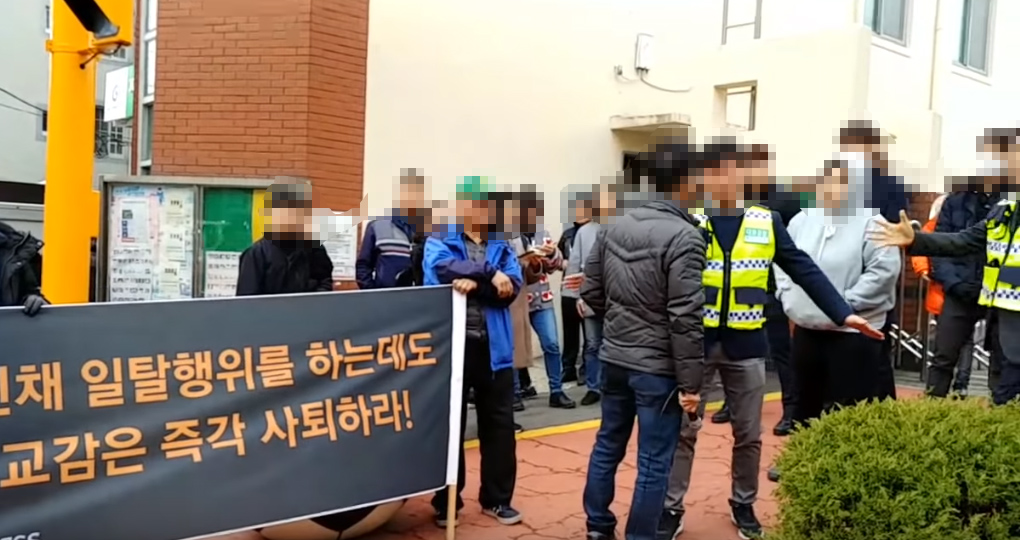 지난 15일 광주 동산초교 앞에서 열린 유튜버들의 기자회견에서 학부모가 항의하자, 유튜버가 버럭하고 있는 장면.