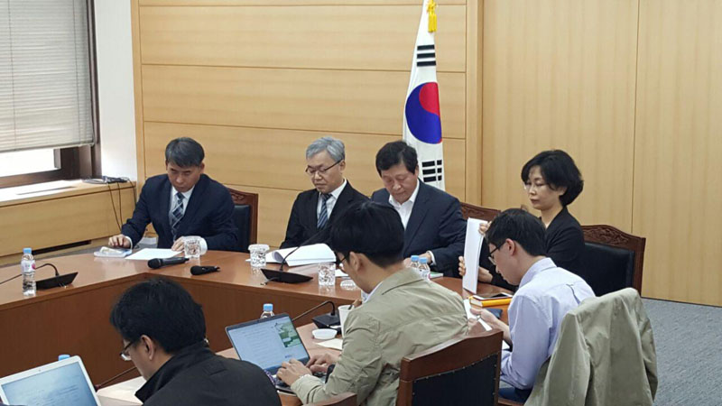 15일 기자회견을 열고 ILO 핵십협약 비준 관련한 의견을 밝히고 있는 경사노위 노사관계제도관행개선위원회 공익위원들.