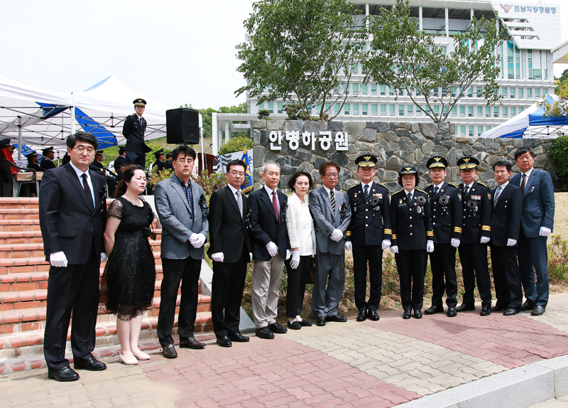 5.18 민주화운동 당시 신군부의 강경 진압 명령을 거부했다는 이유로 강제사직, 고문을 당하고 고문 후유증으로 작고한 고 안병하 치안감을 추모하는 공원이 지난 17일 전남지방경찰청 앞에 조성됐다. 이날 행사에는 최관호 전남지방경찰청장과 고 안병하 치안감의 아들 안호재 씨, 고 이준규 목포경찰서장의 유족 등이 참석했다.