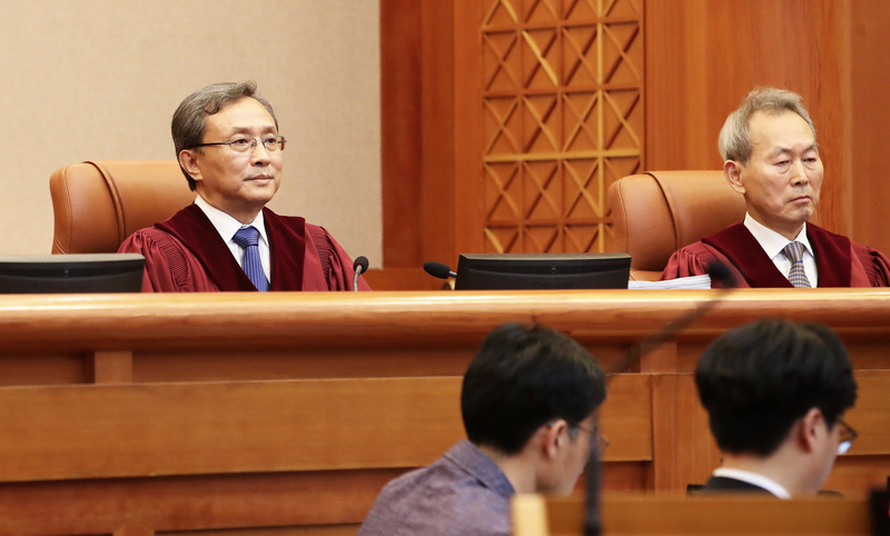유남석 헌법재판소장을 비롯한 재판관들이 13일 오후 서울 종로구 재동 헌법재판소 대심판정에서 열린 최저임금 인상 위헌 여부 공개변론을 시작하고 있다. 헌재는 이날 소상공인협회가 고용노동부의 2018년·2019년 최저임금 고시가 위헌이라며 낸 헌법소원사건의 공개변론을 열고 각계 전문가의 의견을 수렴한다. 2019.6.13
