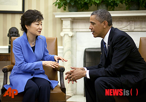 박근혜 대통령과 버락 오바마 미 대통령이 지난해 5월 7일 백악관 집무실에서 정상회담을 갖고 있다