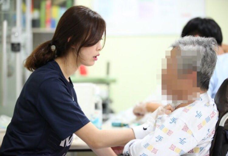 환자를 돌보고 있는 작업치료사