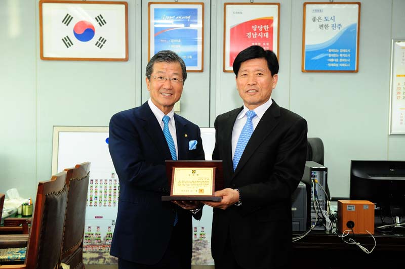 지난 2014년 경남 진주시 1일 명예시장으로 위촉된 김소부(왼쪽) 재일본대한민국민단 생활상담센터 소장.(자료사진)