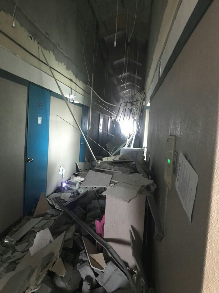 15일 오후 2시29분께 경북 포항시 북구 북쪽 6㎞ 지역에서 지진이 발생했다. 이 지진으로 인해 포항의 한 대학교 기숙사 천장이 무너졌다.