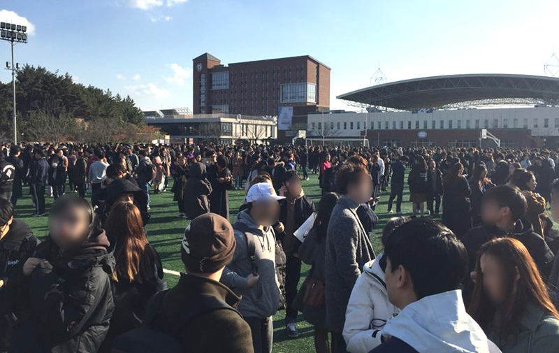 15일 오후 2시 29분께 경북 포항시 북구 북쪽 6km 지역에서 지진이 발생한 가운데 한동대학교 학생들이 운동장에 대피해있다.