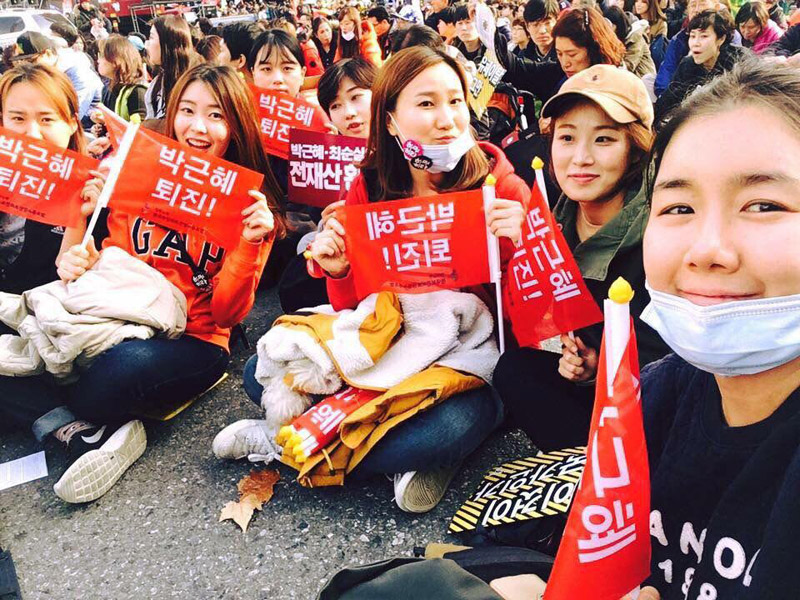 서울 K요양병원 노조 조합원들은 '박근혜 퇴진'을 요구하는 칩회에 참여했다.