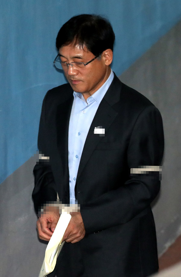 업무상 과실치사 등의 혐의로 기소된 구은수 전 서울경찰청장이 서울 서초구 서울중앙지방법원에서 열린 '백남기 사망' 1차 공판준비기일에 출석하기 위해 법정으로 향하고 있다.