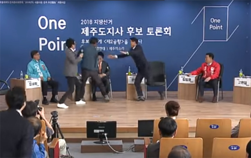2015년부터 일방적인 '제주 제2공항' 건설 반대를 외쳐온 김경배 성산읍 반대 대책위원회 부위원장이 무소속 원희룡 예비후보를 폭행하고 있다.