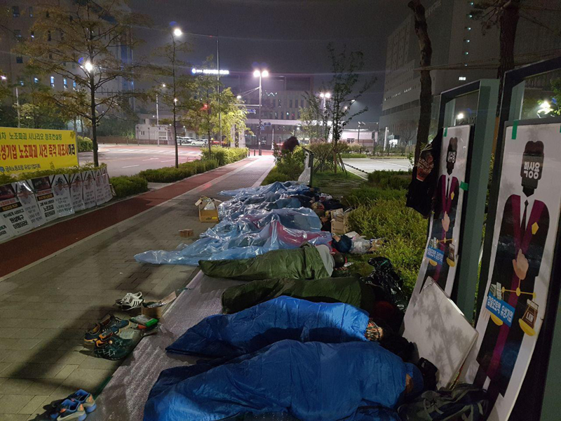 유성기업 노동자들이 노조파괴 사건 재조사를 요구하며 노숙농성을 벌이고 있다.