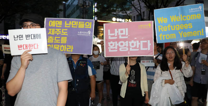 제주도 예멘 난민 수용에 찬성하는 시민들이 30일 서울 종로구 세종로파출소 앞에서 집회를 열고 인도척 차원의 난민 수용을 촉구하고 있다.