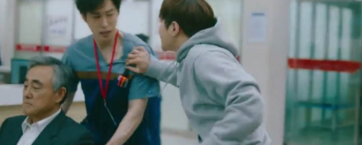 드라마에서 판사인 주인공 남성이 아픈 엄마를 업고 응급실을 들이닥쳐서 빨리 치료해달라고 난동을 부리는 장면.