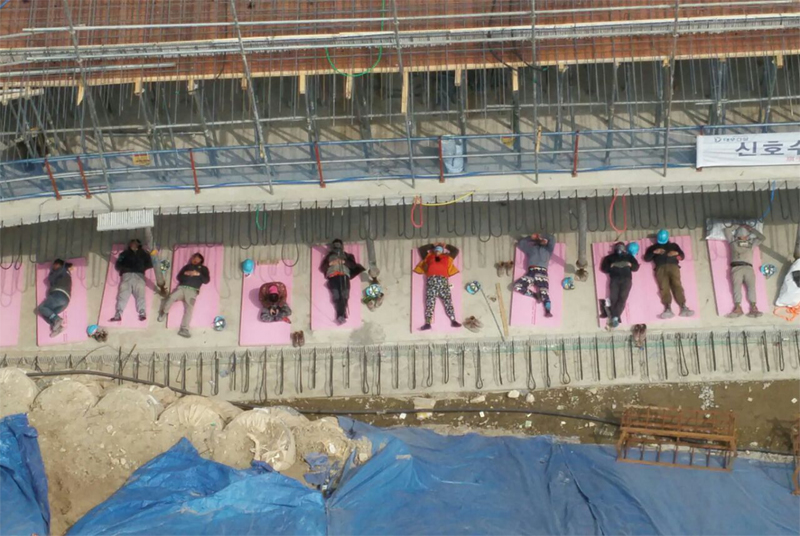 폭염 속에서 냉방 대책 없이 쉬고 있는 건설 노동자들
