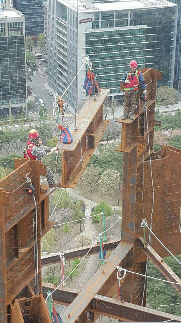 철판 위에서 노동자들이 일하고 있다. 폭염으로 달궈진 철판 위에서 일하다 현기증 등으로 쓰러질 경우 위험한 상황에 처할 수 있다.