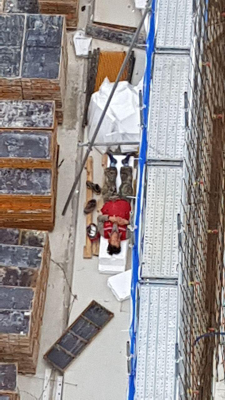 건설 현장에서 폭염에 대처할 수 있는 휴게 공간이 없거나 부족하다. 사진은 공사장 한켠에서 쉬고 있는 노동자.