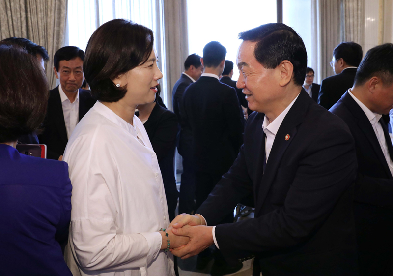 유은혜 교육부 장관과 김상곤 전 장관이 손을 잡으며 인사를 하고 있다.(자료사진)
