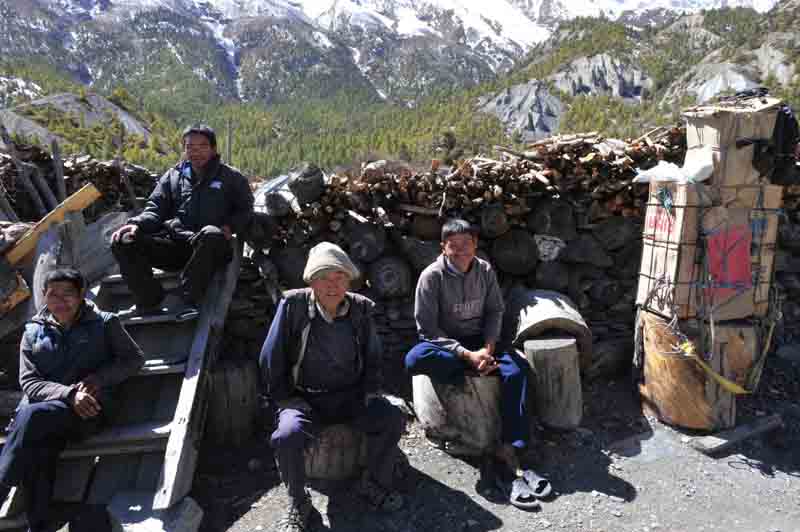 포터들이 홈데(3280m)에서 휴식을 취하고 있다.
