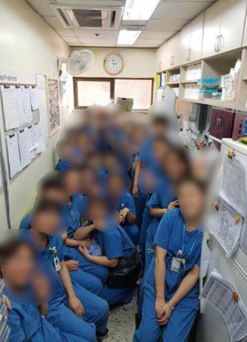 4.7평의 작은 서울대병원 정맥주사팀 사무실에 간호사들이 앉아 있다.