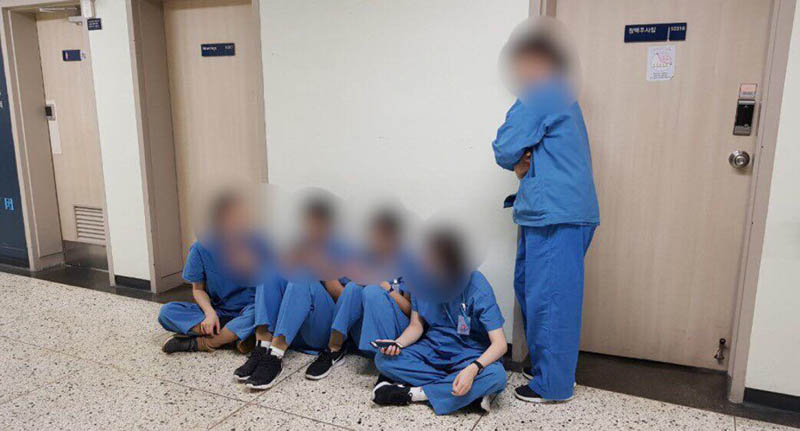 복도에 앉아 있는 간호사들.(자료사진)