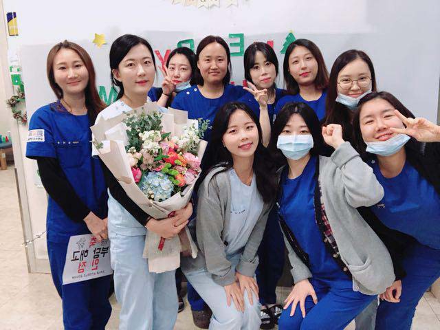우시은 작업치료사(왼쪽에서 두번째)가 복직한 5일, 동료 조합원들과 기념 사진을 찍었다.