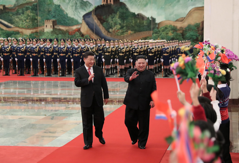 김정은 북한 국무위원장과 시진핑 중국 국가주석이 8일 베이징 인민대회당에서 열린 환영식에 참석해 어린이들을 향해 손을 흔들고 있다.