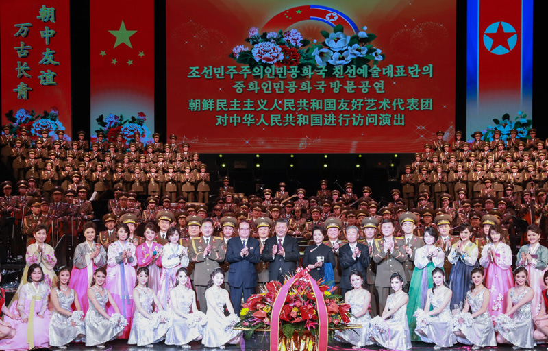 27일 저녁 시진핑 국가주석 부부가 베이징 국가대극원에서 펼쳐진 북한 친선예술단의 공연을 관람한 뒤 단체사진을 찍고 있다.
