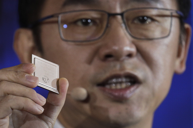 딩윈 화웨이 통신 네트워크 그룹 최고경영자가 지난달 베이징에서 열린 5G 발표회에서 업계 최초로 개발한 5G 기지국용 칩 톈강을 설명하고 있다.